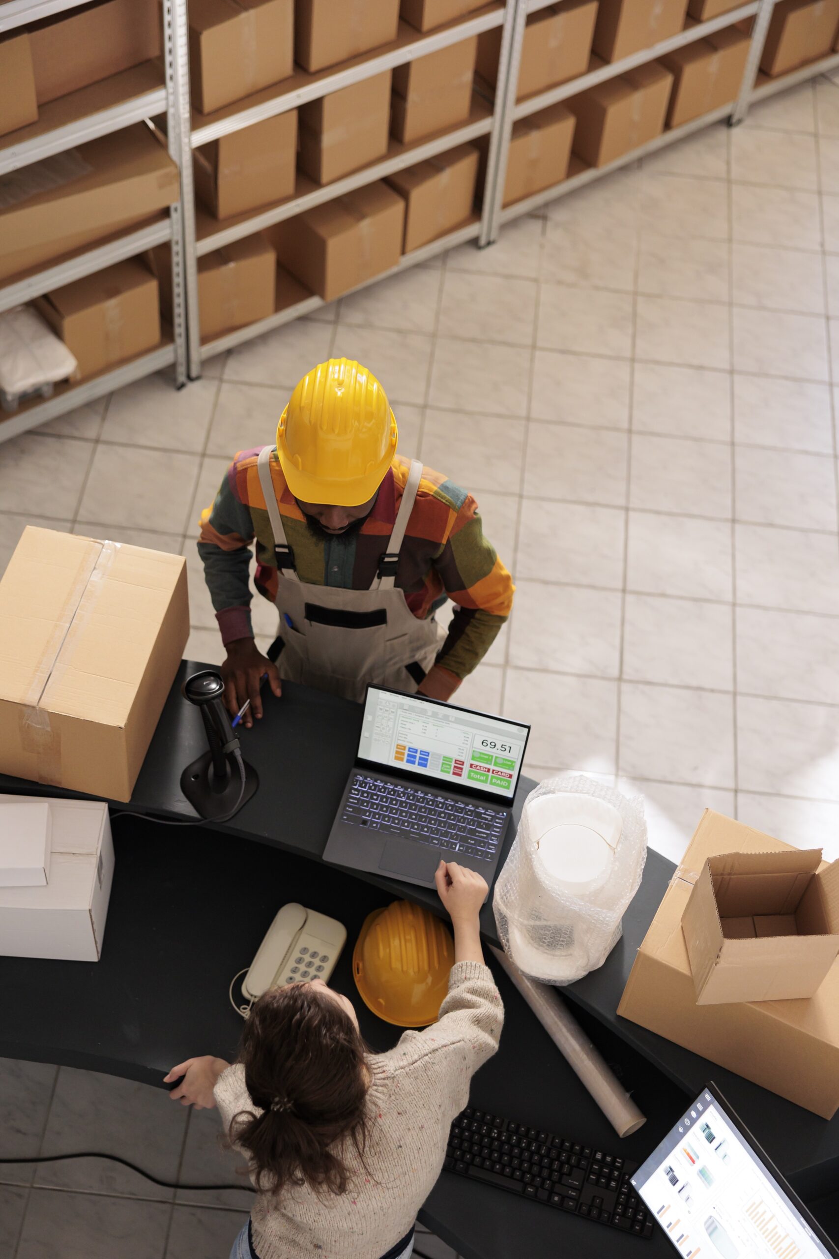 Une équipe en gestion des stocks en pleine action